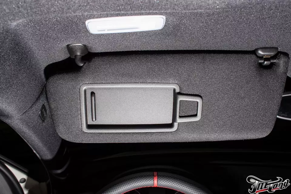 Audi A3. Пошив потолка в черную потолочную ткань и установка красных ремней безопасности.